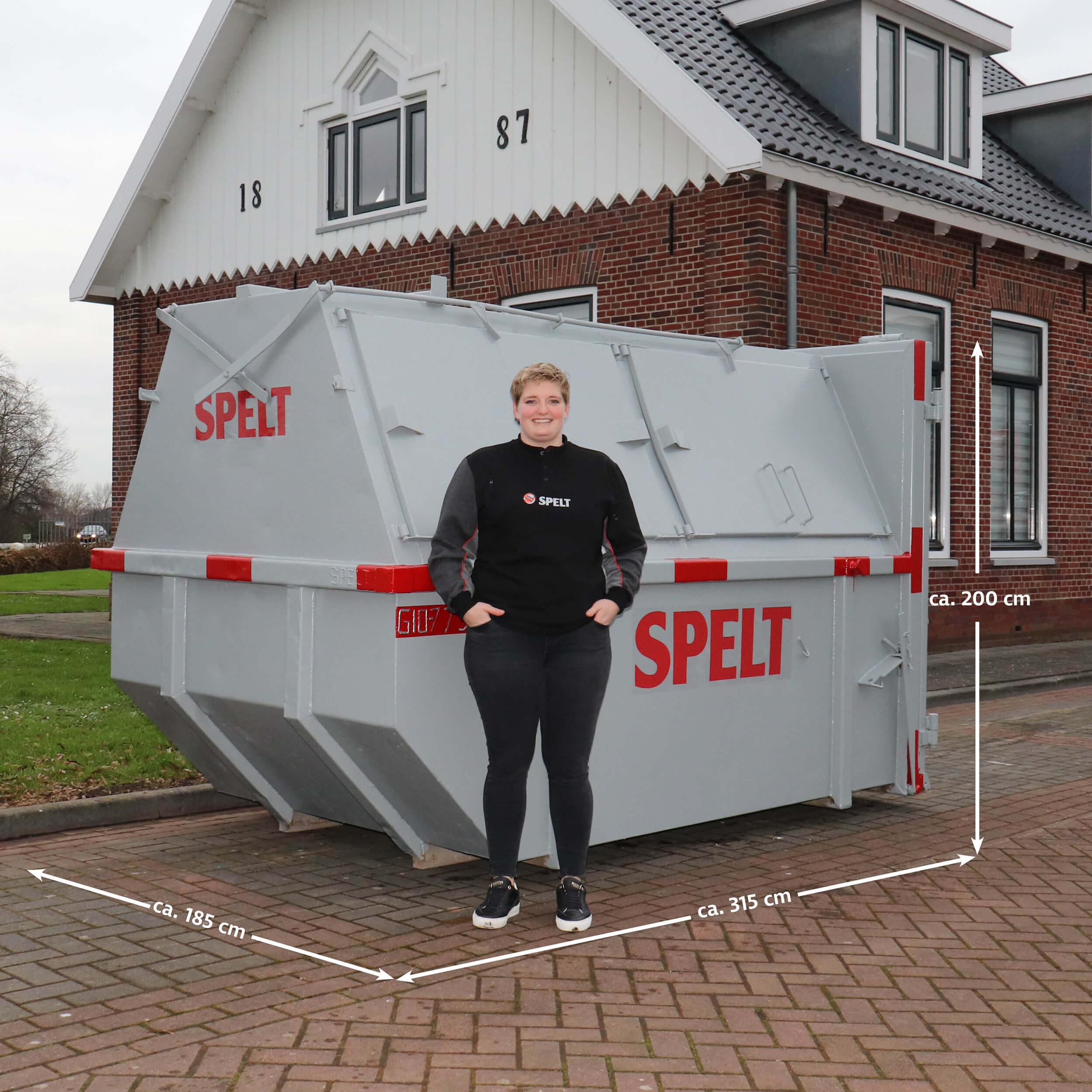 Vrouw voor container spelt op straat