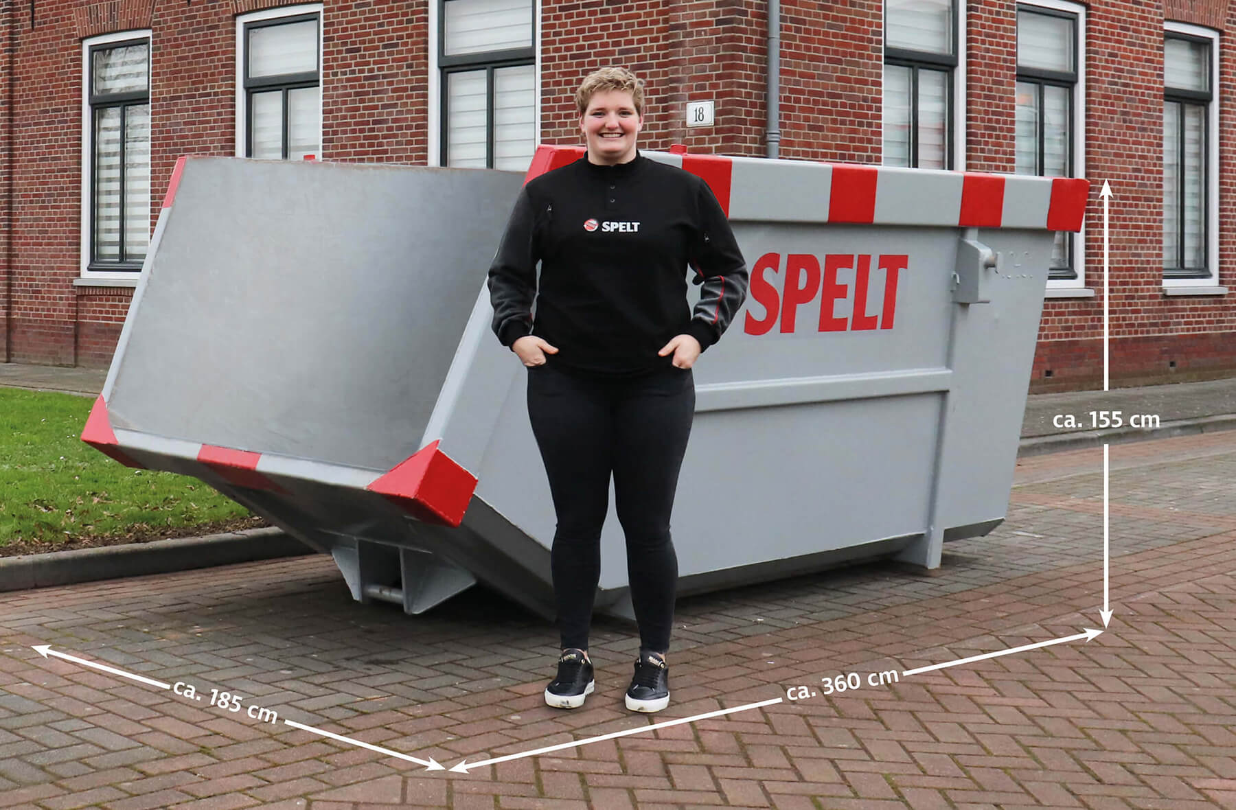 Vrouw voor container van Spelt op straat