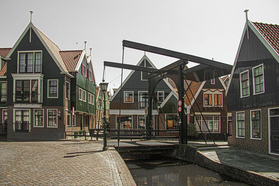 Noord Holland brug met oude gebouwen