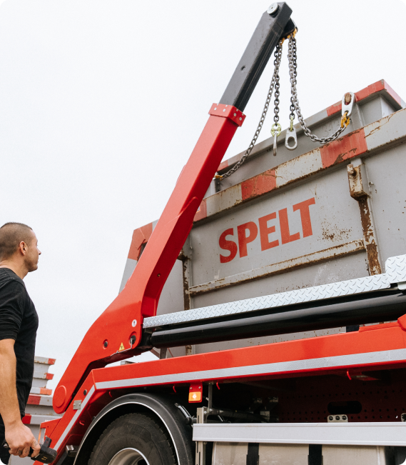 Joey is portaal containers van Spelt aan het hijsen