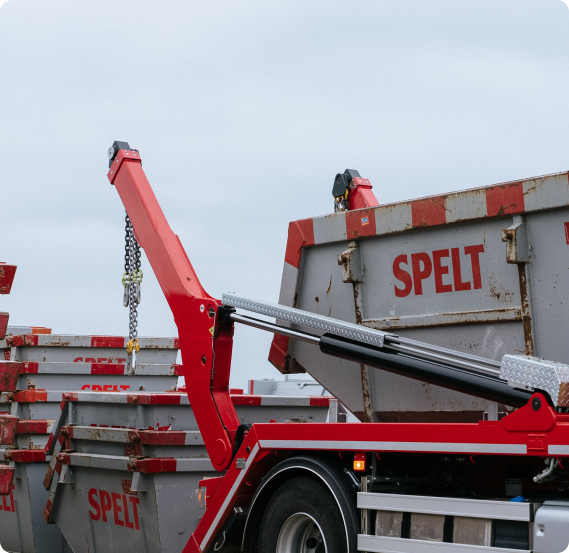 Portaal container op de vrachtwagen van spelt