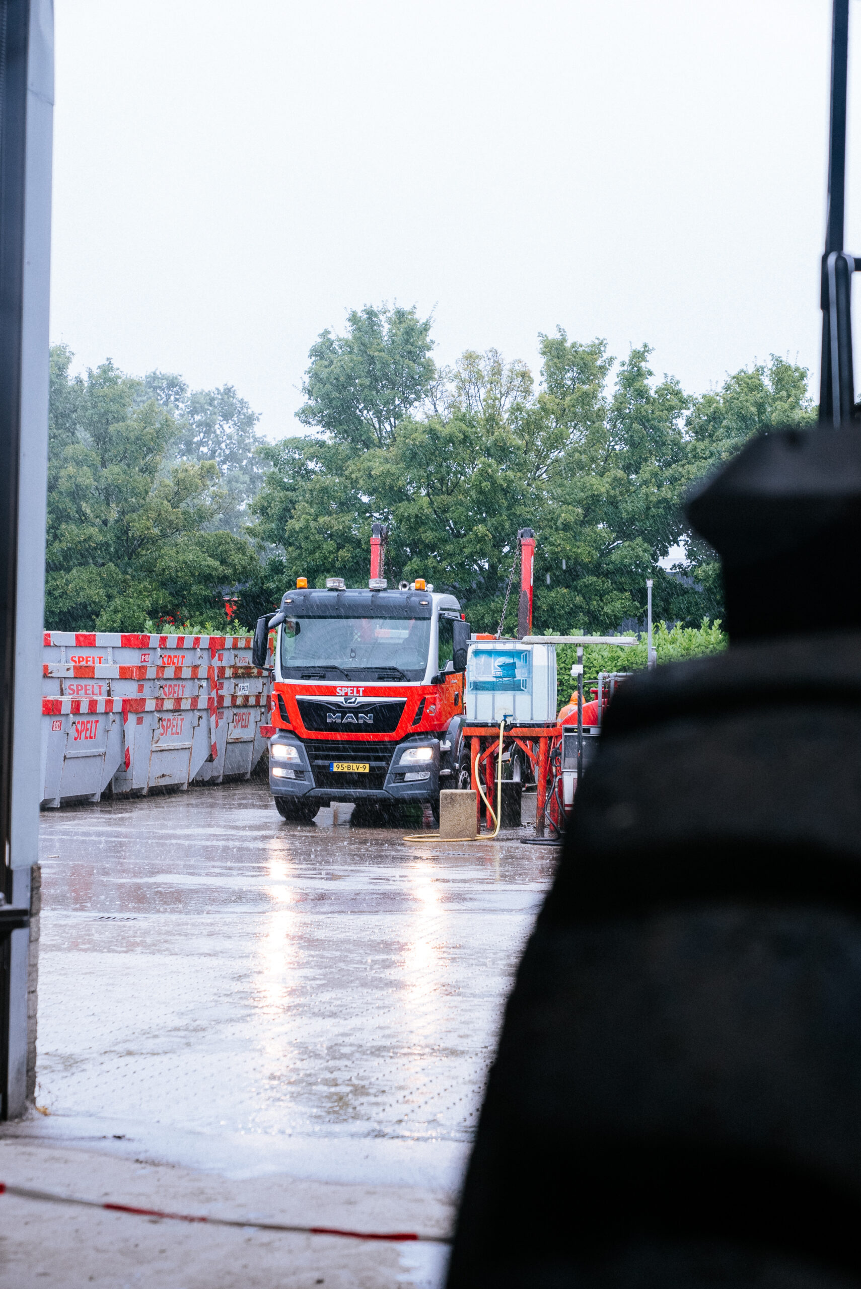 Afzetcontainers plaatsen met Piet uit Oisterwijk