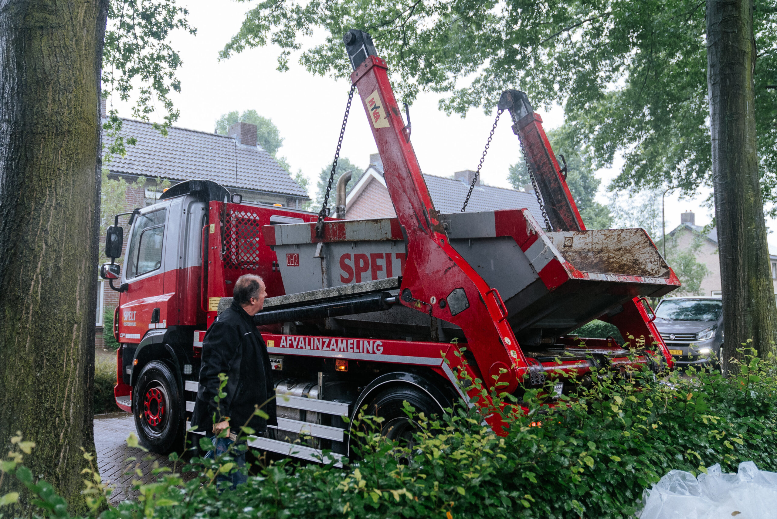 Afzetcontainers plaatsen met Piet uit Oisterwijk