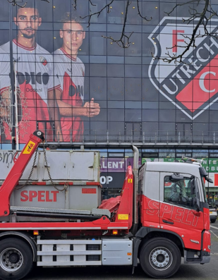 Spelt auto met container voor het FC Utrecht stadion