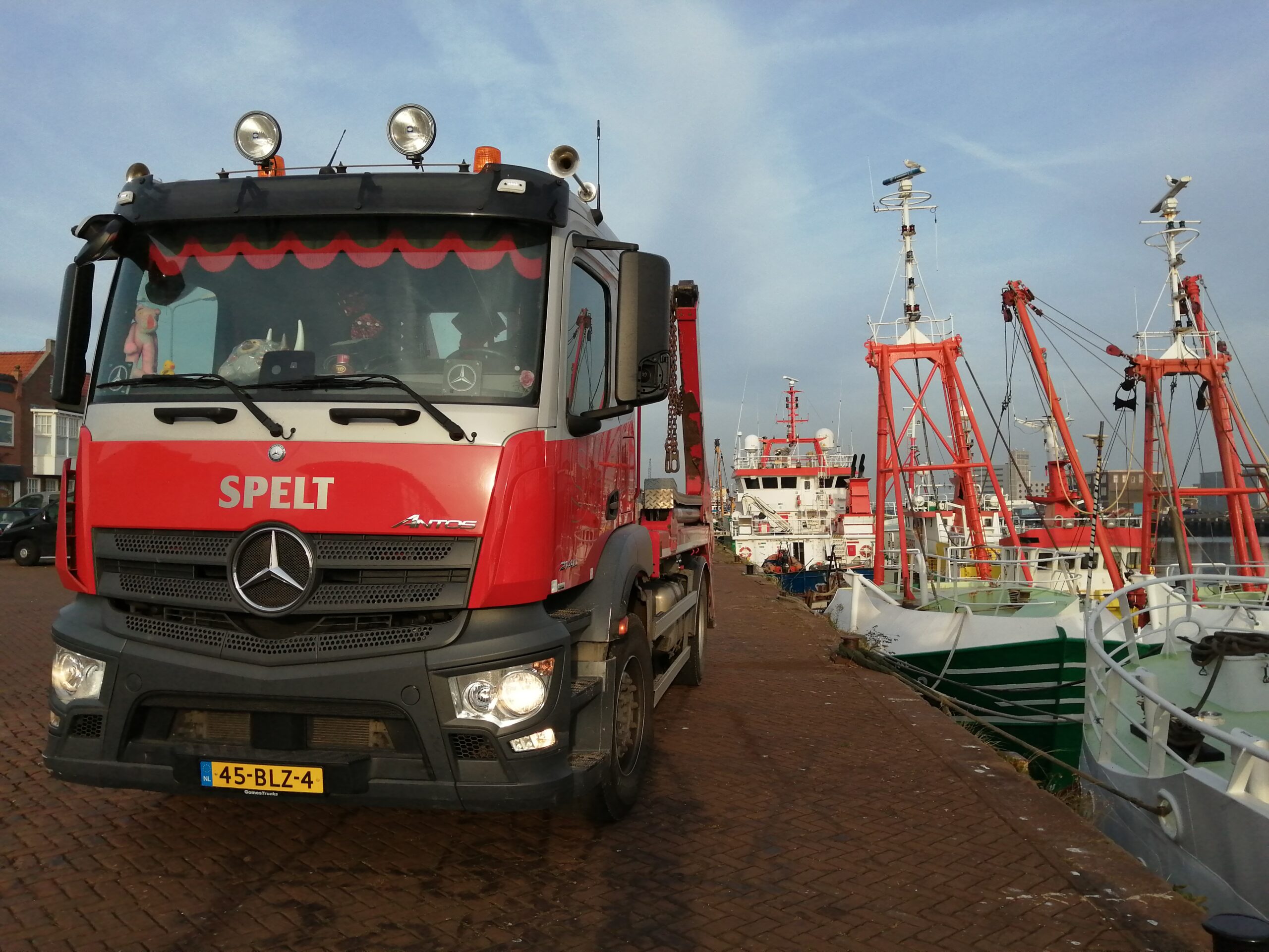 Spelt vrachtwagen in IJmuiden bij de haven