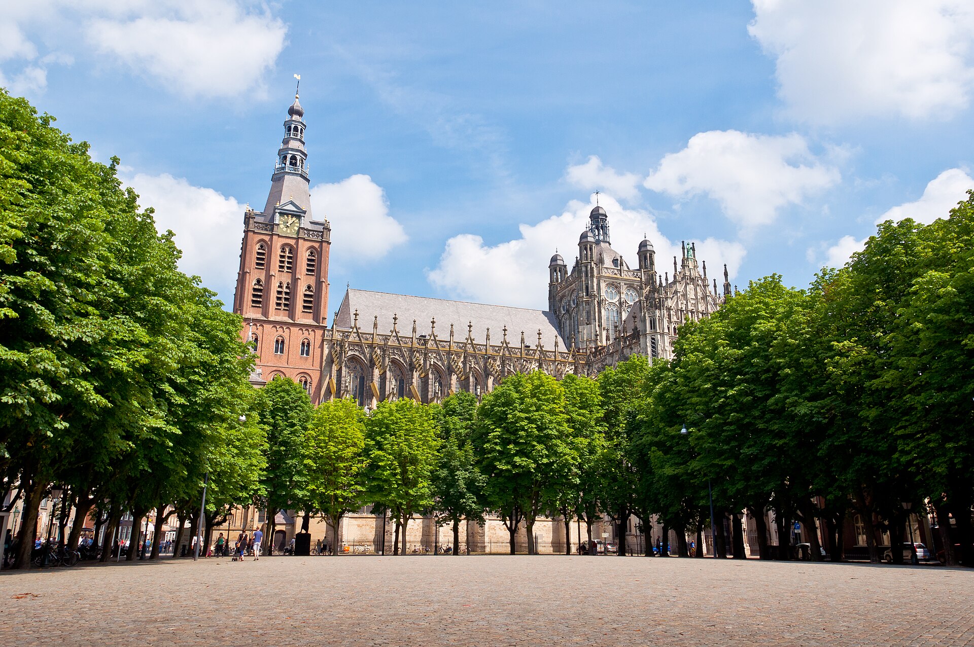 De Parade met de Sint-Janskathedraal