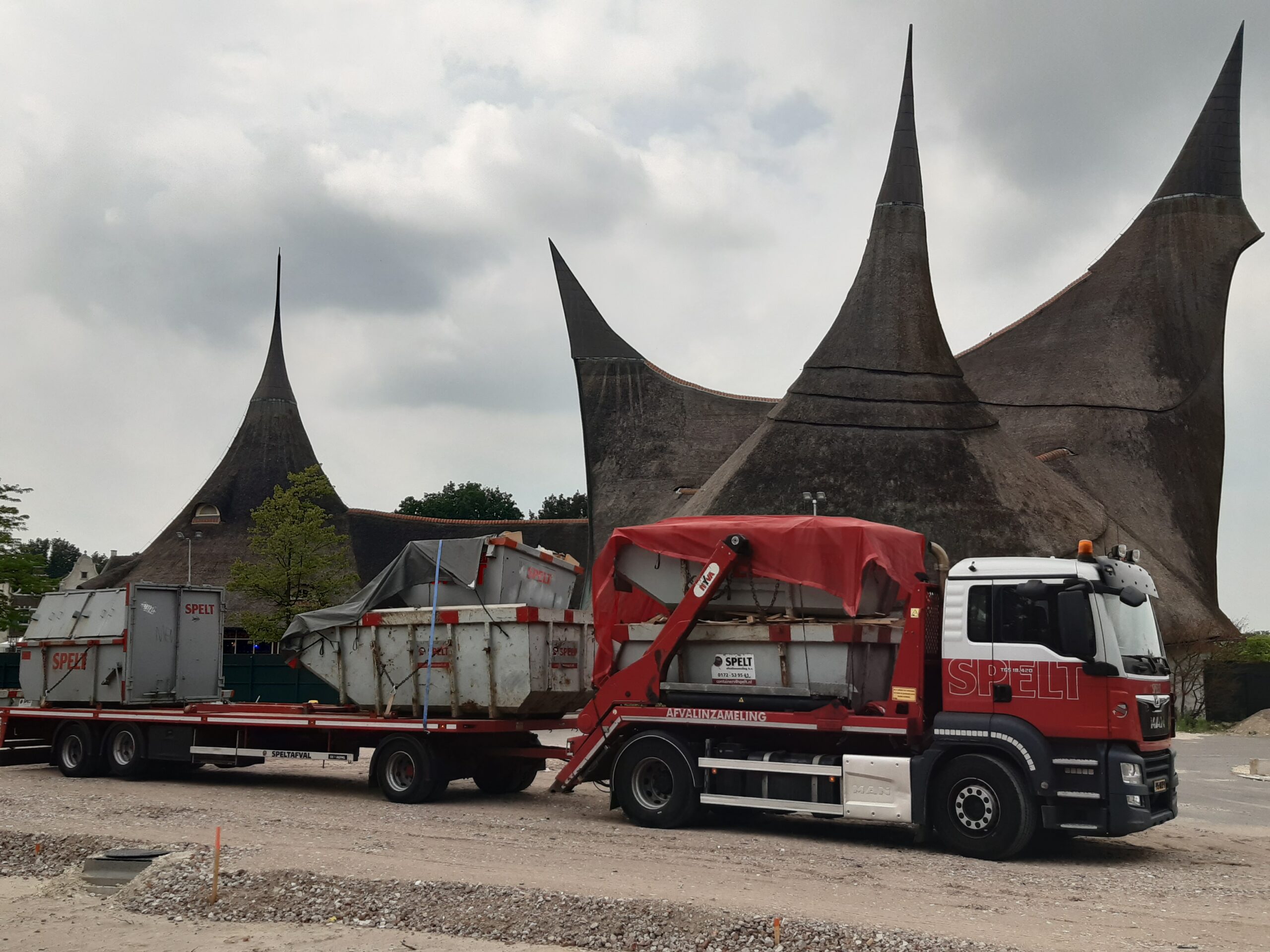 Container op vrachtwagen voor Efteling in Kaatsheuvel