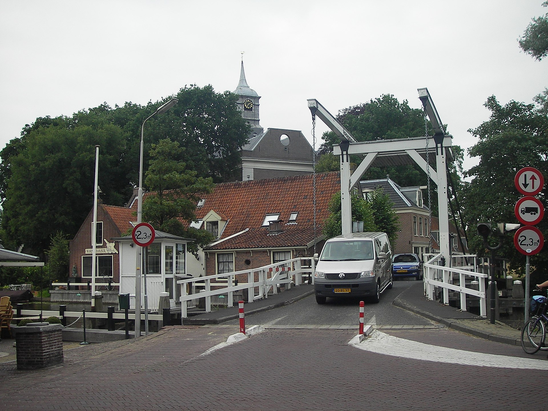 Container huren Ouderkerk aan de Amstel De ophaalbrug in Ouderkerk aan de Amstel