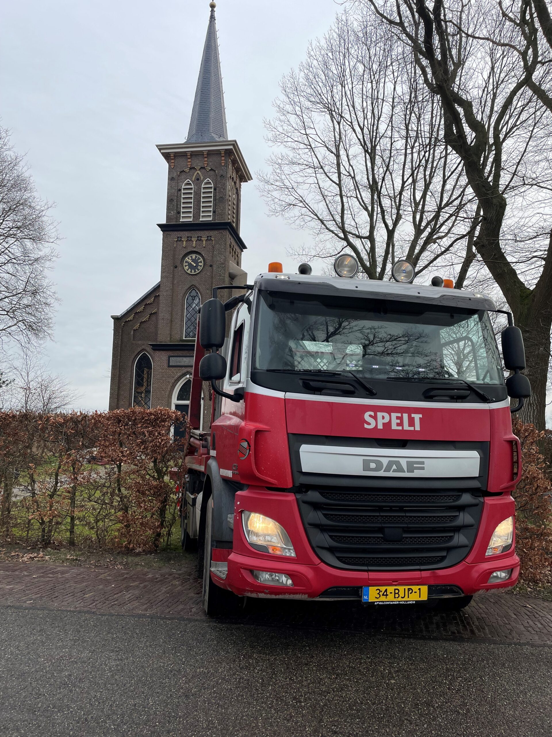 Container huren in Nijeholtpade Een foto van een Spelt container auto in nijeholtpade