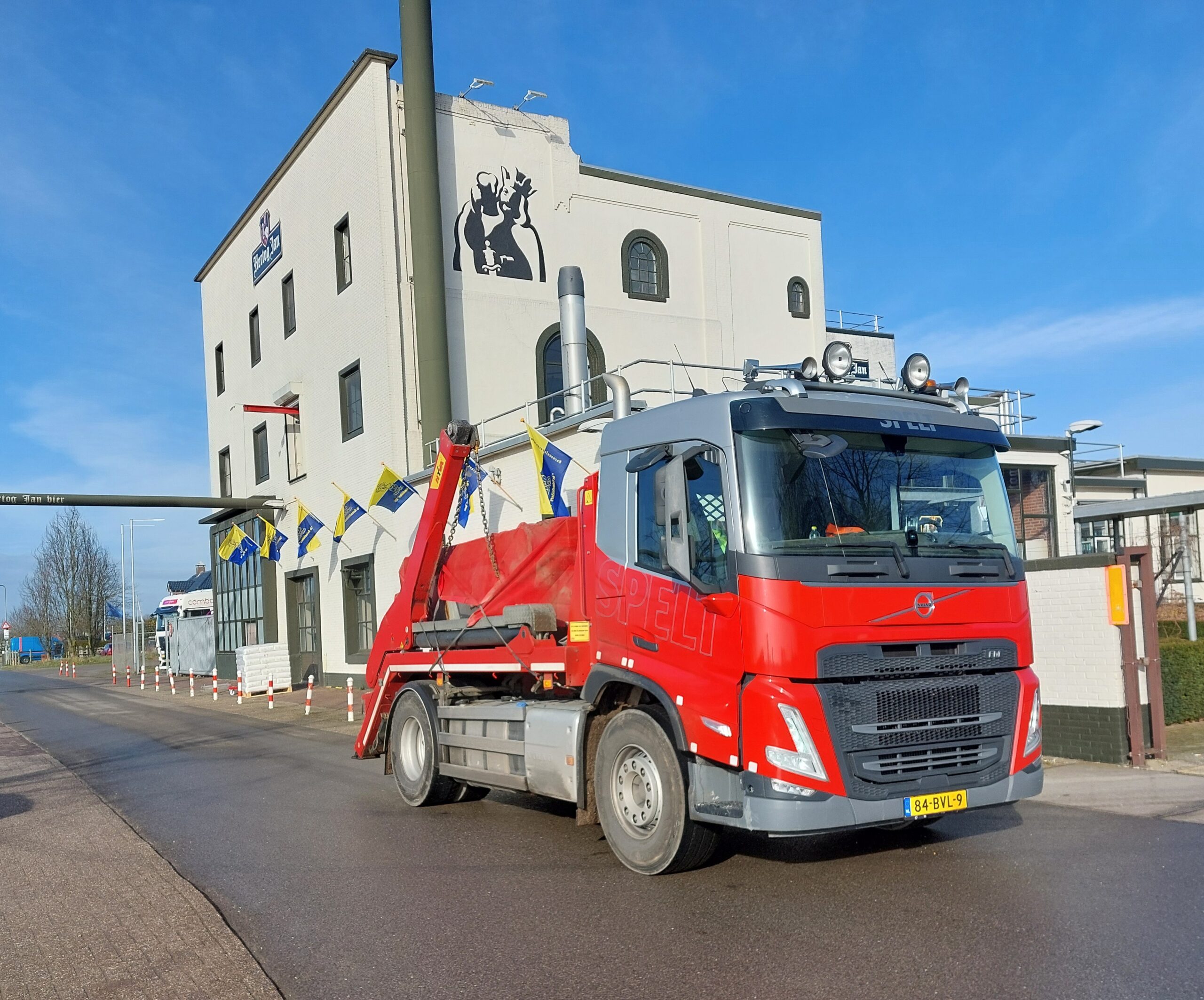 Container huren Arcen Een vrachtwagen van spelt voor een hertog jan brouwerij in Arcen