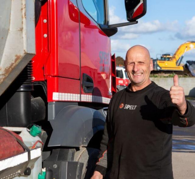 Spelt-vrachtwagen-met-container